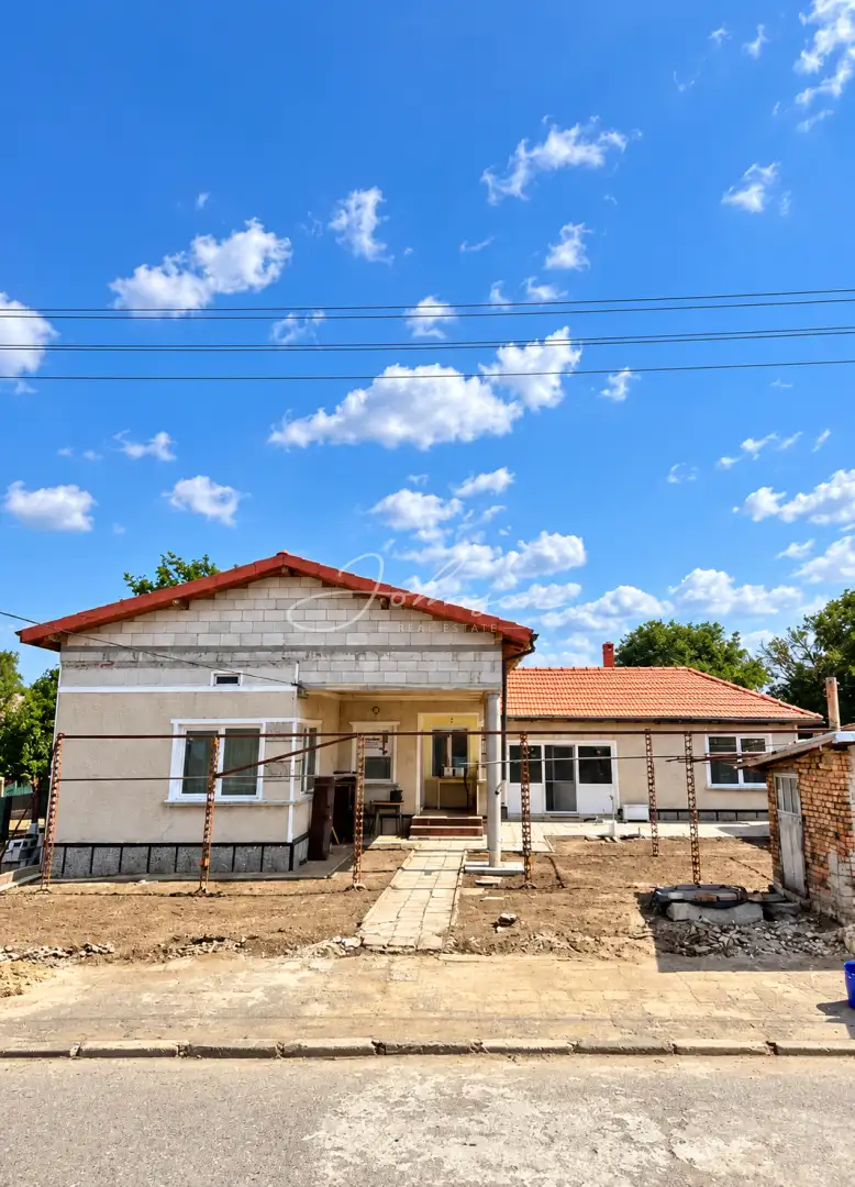 КЪЩА С ПРОСТОРЕН ДВОР ОТ 1350 КВ.М В С. КОЛАРЦИ, ОБЛАСТ ДОБРИЧ